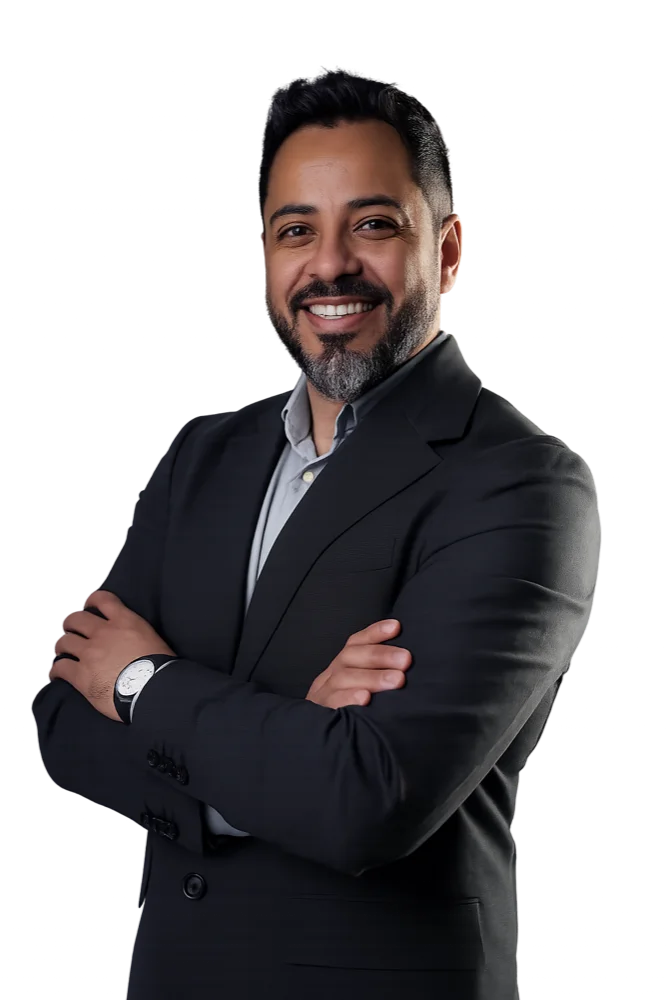 Fabio Santos, Risk Advisor, de terno escuro e braços cruzados